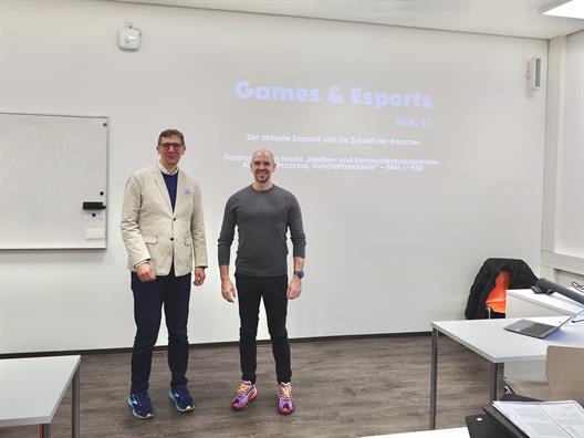 Alex Ziska ist ein renommierter Experte im Bereich Gaming und E-Sports sowie Alumnus der HSD. Der Vortrag fand im Modul „Medien- und Kommunikationsbranche“ des Studiengangs „Kommunikations- und Multimediamanagement“ unter Leitung von Prof. Dr. Olexiy Khabyuk statt.